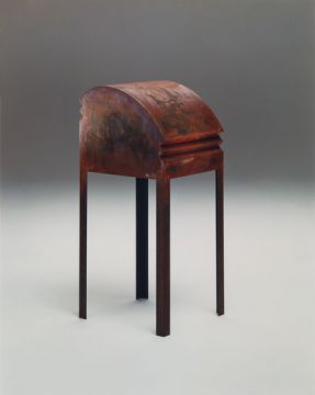 Sculpture objet. Métal soudé, acide, rouille, 154 x 39 x 39 cm. 1993